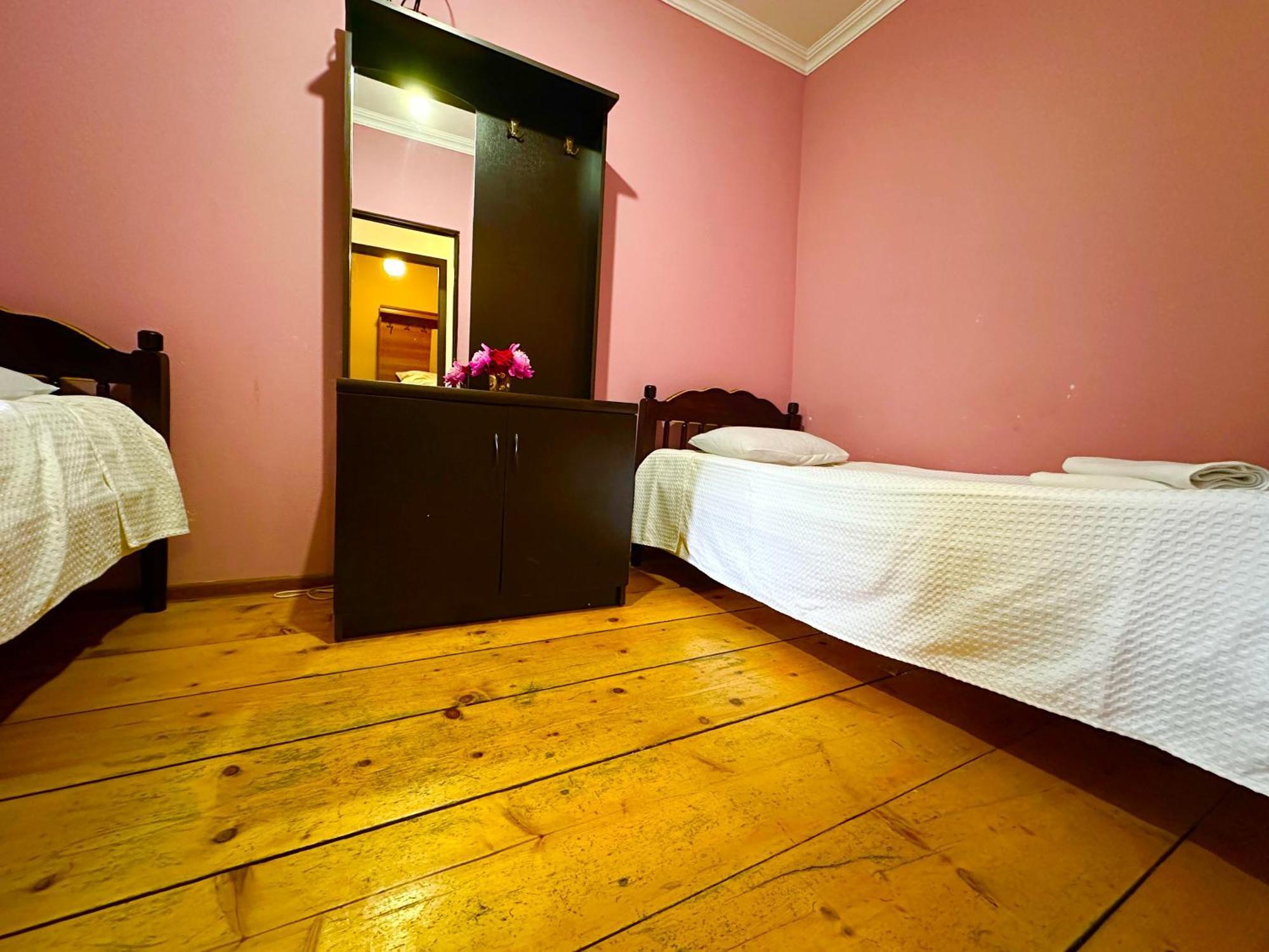 Mziuri Guest House Mestia Ngoại thất bức ảnh